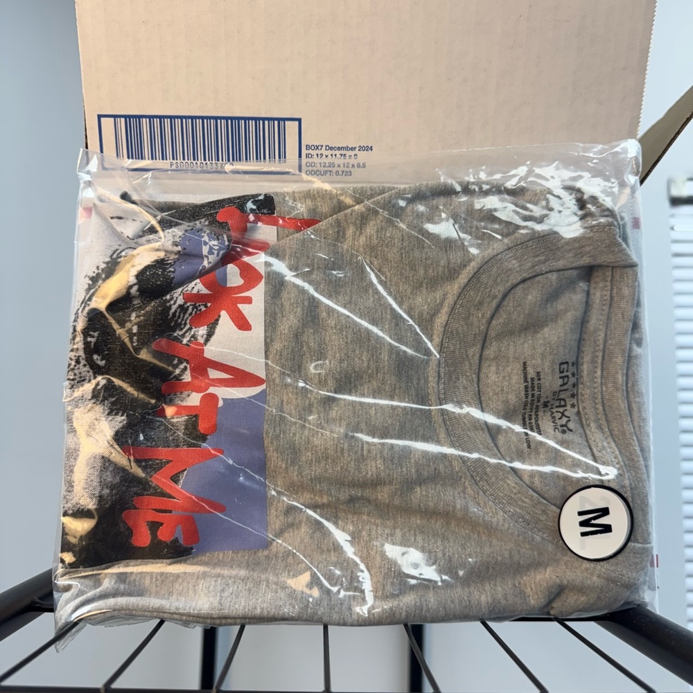 Gildan Look At Me Graphic Gray T-Shirt - Picture 2 of 6